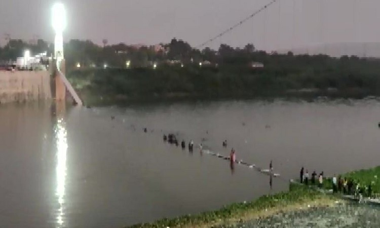 गुजरात के मोरबी में बड़ा हादसा: पुल टूटने से दर्जनों लोग नदी में गिरे, पीएम मोदी ने की सीएम से बात