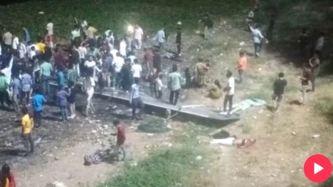Gujarat Bridge Collapse: पुल टूटने के बाद इस तरह जिंदगी बचाने की जद्दोजहद करते दिखे लोग