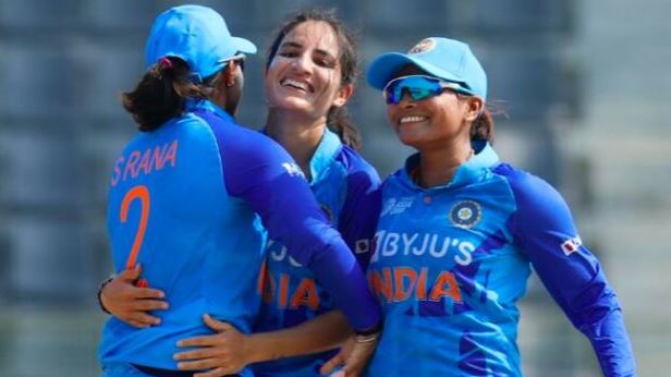 Women Asia Cup Final 2022: भारतीय गेंदबाजों के आगे टिक नहीं पाए श्रीलंका के बल्लेबाल, 25 रन भी 7 खिलाड़ी लौटे पवेलियन