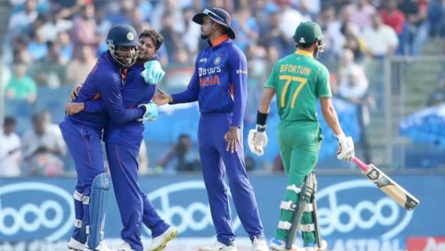 India and South Africa: भारत ने साउथ अफ्रीका को 99 रन पर किया ढेर, कुलदीप ने चार विकेट झटके