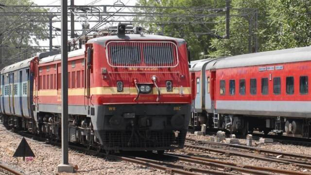 दिवाली और छठ में यात्रा करना होगा आसान, रेलवे ने स्पेशल ट्रेनों की संख्या बढ़ाई