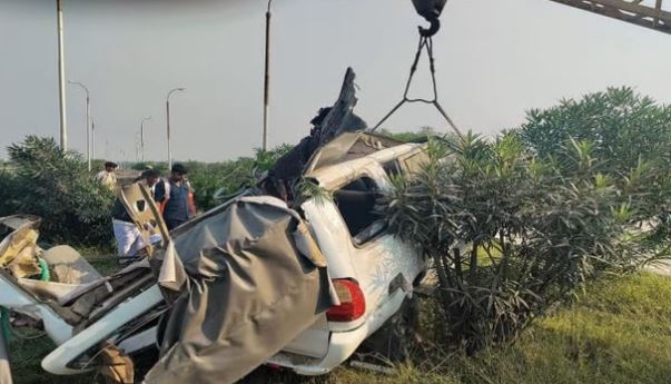 Prayagraj News: विंध्याचल दर्शन करने जा रही श्रद्धालुओं से भरी कार बिजली के पोल से टकराई, 6 की दर्दनाक मौत