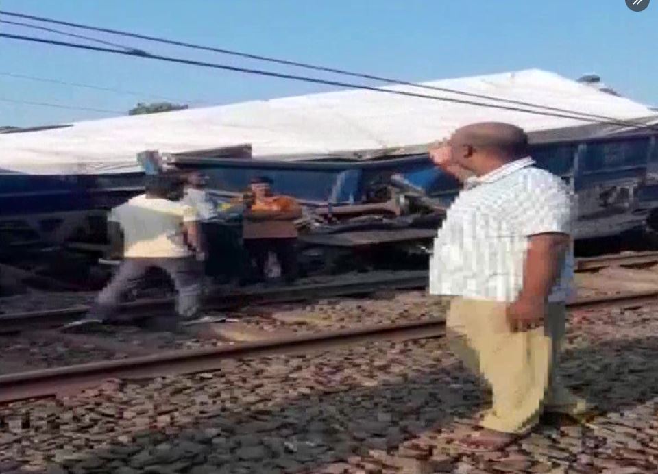 Dhanbad Railway Accident: मालगाड़ी के 53 डिब्बे पटरी से उतरे, इन ट्रेनों का संचाल बाधित