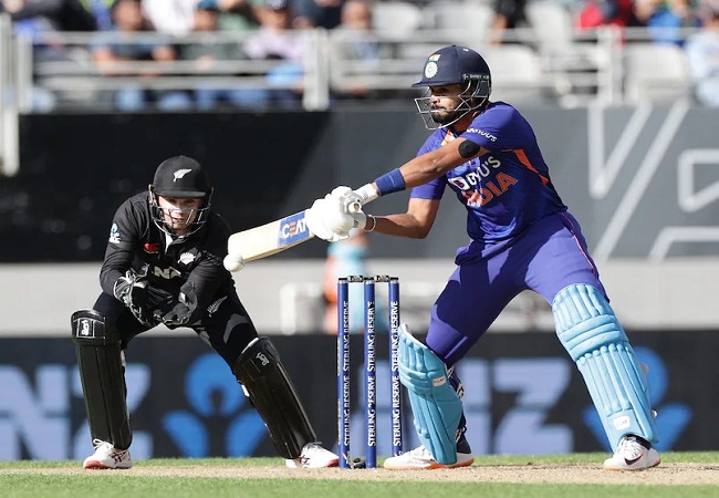 IND vs NZ 1ST ODI LIVE : टीम इंडिया ने दिया 307 का टारगेट, एक विकेट गवांकर न्यूजीलैंड ने बनाया 35 रन