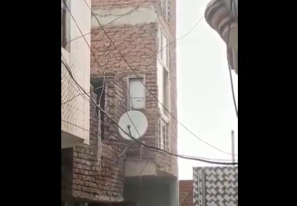 देखते ही देखते तीन मंजिला इमारत हुई जमीदोज, गाजियाबाद के शालीमार सिटी का बताया जा रहा वीडियो