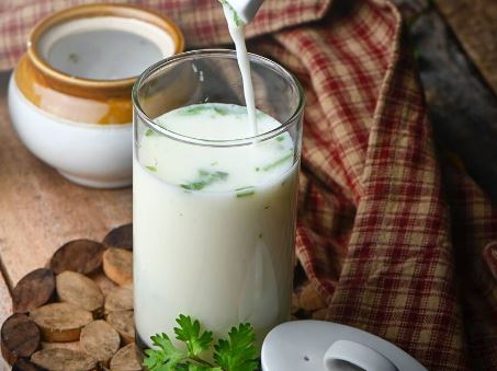 Buttermilk Benefits : बटरमिल्क स्किन और बालों को चमकदार बनाता है, जानें आसान तरीका