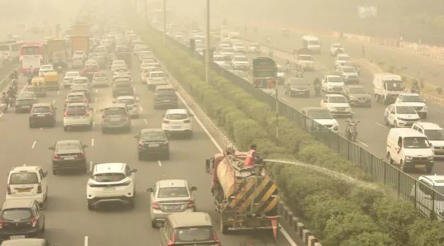 Delhi air pollution: दिल्ली में डीजल गाड़ियों पर लगा बैन, बढ़ते प्रदूषण को लेकर उठाए गए ये अहम कदम