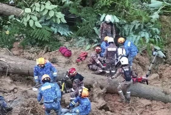 Malaysia Landslide : मलेशिया में टूरिस्ट कैंपसाइट पर Landslide मलबे में दबे कई लोग, 16 लोगों की मौत कई, लापता