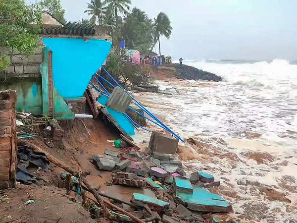 Mandous Cyclone Live : मैंडूस का तमिलनाडु कहर शुरू, चार की मौत, चेन्नई में 400 पेड़ उखड़े