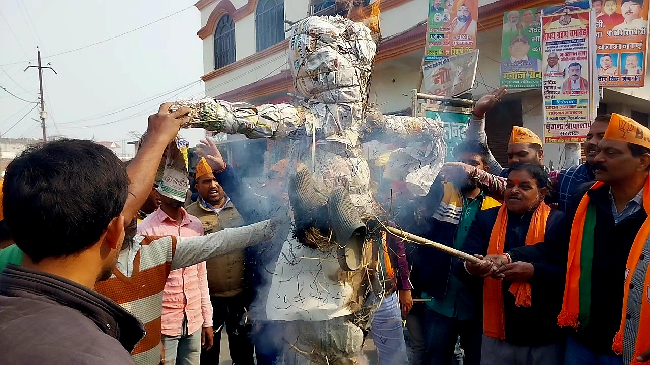 पाकिस्तान के विदेश मंत्री की टिप्पणी से नौतनवा में भड़के भाजपाई,फूंका पुतला