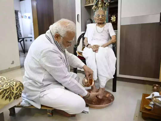 PM Modi Mother Health Update: मां हीराबेन से मिलने अस्पताल पहुंचे पीएम मोदी, डॉक्टरों ने स्थिर बताई हालत
