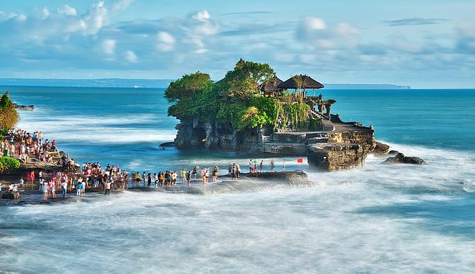 Bali Tanah Lot Temple : बाली तनाह लोट मंदिर समुद्र के बीचो बीच बसा है, बड़े चट्टान पर इस मंदिर को बनाया गया है