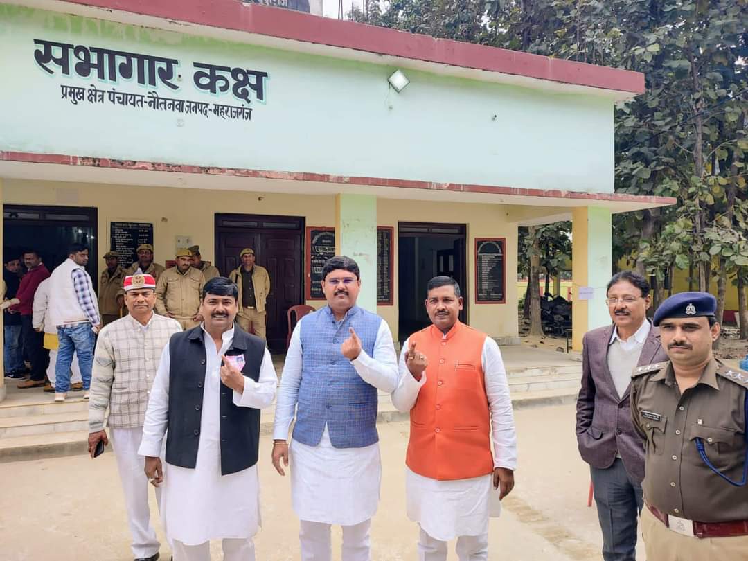 नौतनवा:रतनपुर ब्लॉक मुख्यालय के बूथ पर विधायक ने किया मतदान