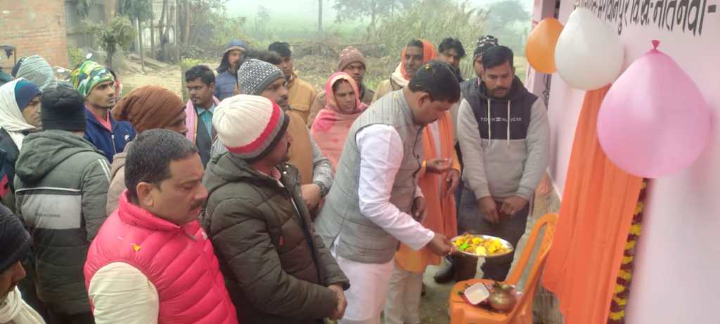 सार्वजनिक शौचालय का ब्लाक प्रमुख राकेश मद्देशिया ने फीता काट किया उद्घाटन