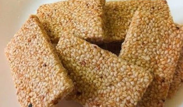 Winter Sesame-Jaggery Chikki : तिल-गुड़ की चिक्की खाने से स्वाद-सेहत मिलता है, थकावट भी दूर होती है