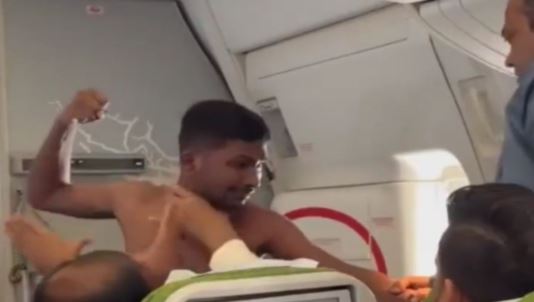 Shirtless Fight In Flight : फ्लाइट के अंदर शर्टलेस मारपीट हुई वायरल, देखें विडियो