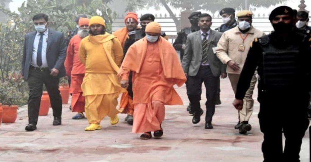 गोरखनाथ मंदिर में आतंकी घुसने की सूचना से मचा हड़कंप, सीएम योगी मंदिर में थे मौजूद