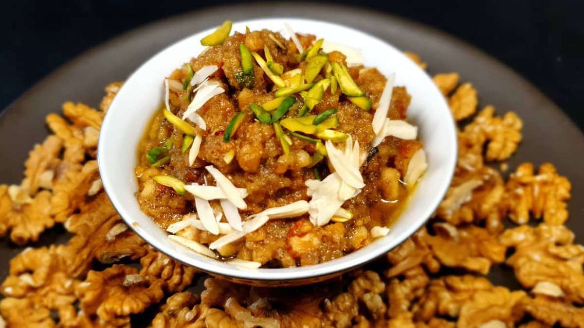 Walnut Halwa Recipe: अच्छी स्किन और ठंढ से बचने के लिए जरूर खाएं अखरोट का हलवा