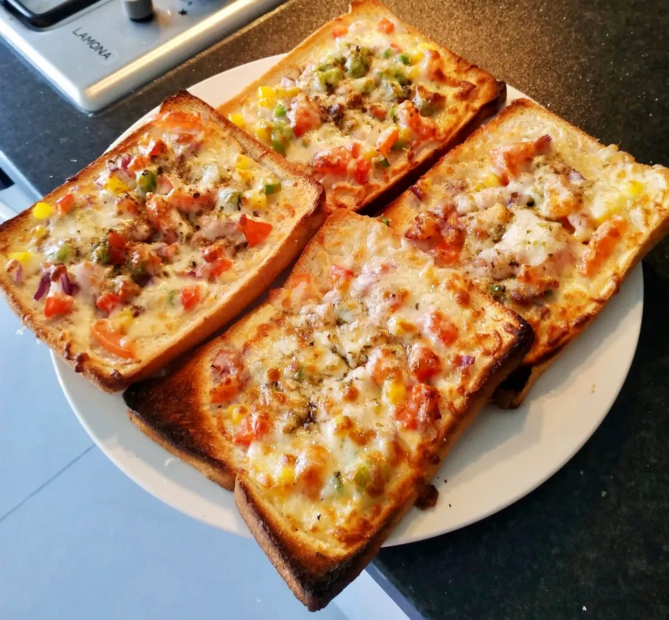 Toast Pizza Recipe: आज ही नास्ते में बनाएं टेस्टी टोस्ट पिज्जा, जाने बनाने की विधि