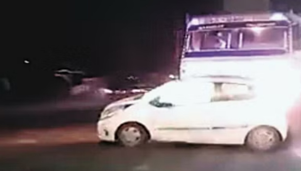 UP News: नशे में धुत ट्रक चालक ने कार को एक किलोमीटर तक घसीटा, हिरासत में आरोपी