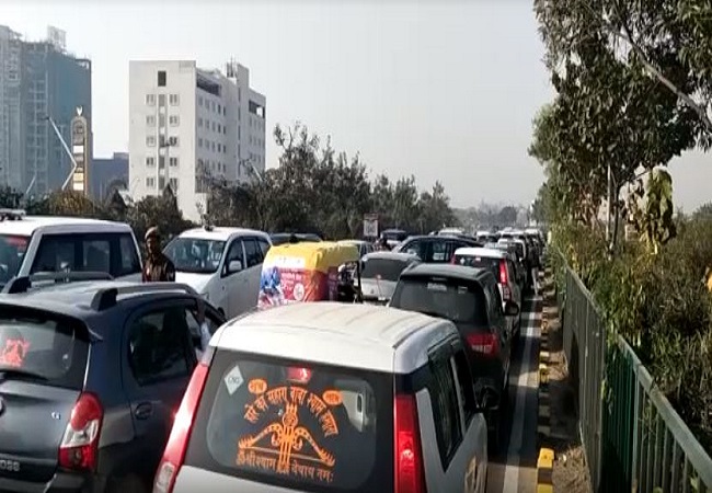 Lucknow News : ग्लोबल इनवेस्टर्स समिट के बीच Lucknow Traffic जाम, हजारों लोग घंटो से फंसे, देंखे वीडियो
