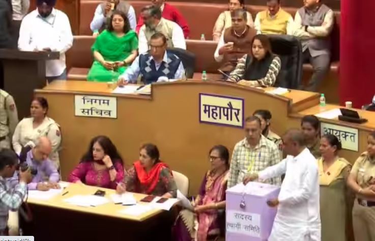 Delhi MCD Standing Committee LIVE : एक वोट हुआ अनवैलिड तो लगे चीटर-चीटर के नारे, मेयर ने रीकाउंटिंग का दिया ऑर्डर