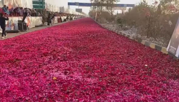 Priyanka Gandhi : प्रियंका गांधी के स्वागत के लिए  दो KM तक सड़क पर बिछाई गईं गुलाब पंखुड़ियां , लोक कलाकारों ने दी अपनी प्रस्तुति