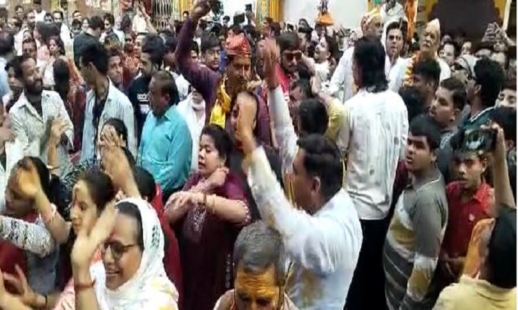 Holi 2023 Vrindavan: ठाकुर द्वारकाधीश भक्तों के साथ सोने चांदी की पिचकारी से खेल रहे होली