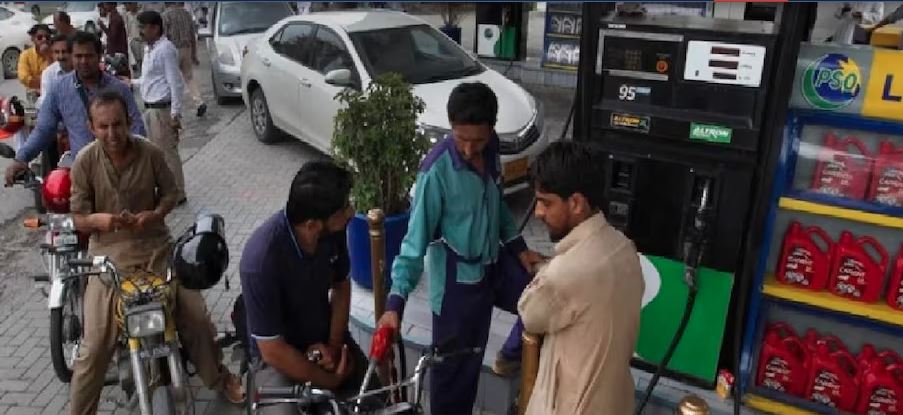 कंगाल पाकिस्तान में पेट्रोल की कीमत प्रति लीटर 272 रुपये पहुंची, अब कैसे निपटेगी शरीफ सरकार?