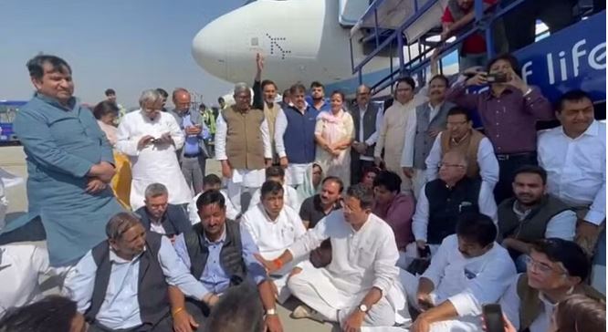दिल्ली एयरपोर्ट पर कांग्रेस नेता पवन खेड़ा को रोका गया, पार्टी का दावा-किया गया गिरफ्तार