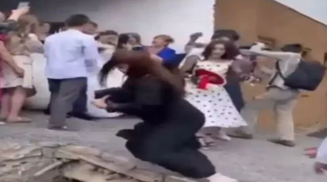 Shocking Video: शादी में महिला ले रही थी फोटो, हुआ कुछ ऐसा कि हो गई घनघोर बेज्जती… देखें वीडियो