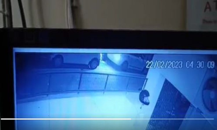 Lucknow News: घर के बाहर खड़ी स्विफ्ट डिजायर कार चोरी, CCTV में कैद हुई वारदात
