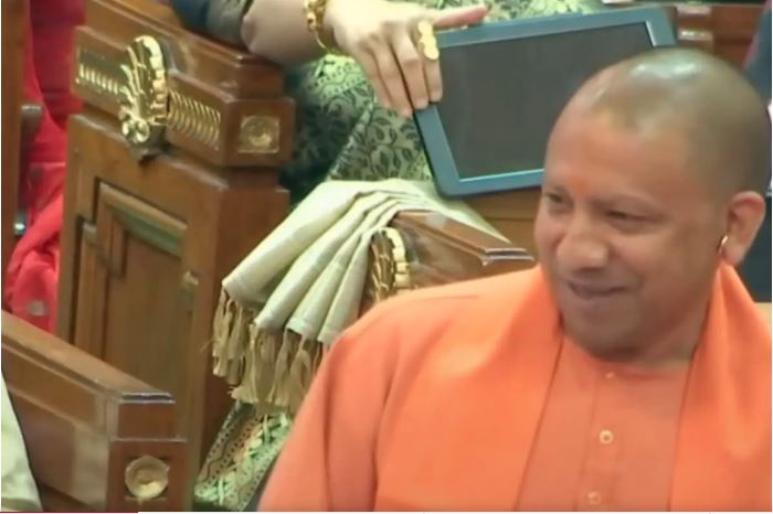 यूपी विधानसभा में CM Yogi Adityanath और शिवपाल यादव की बातचीत पर लगा ठहाका