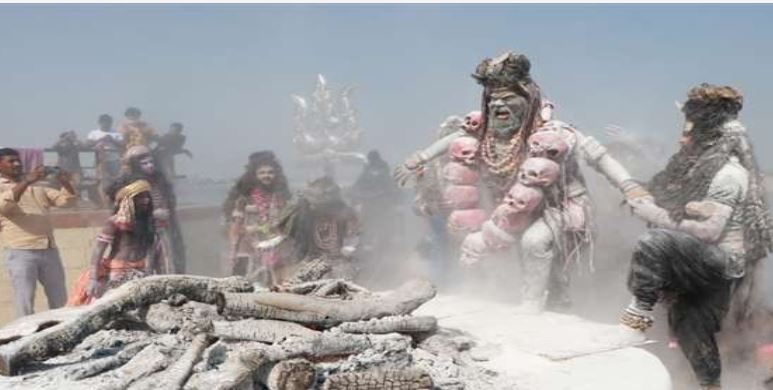 Holi Kashi Mahasamshan 2023 : काशी रंगोत्सव में सराबोर हो गई, महाश्मशान पर शिव भक्तों ने धधकती चिताओं के बीच खेली भस्म की होली