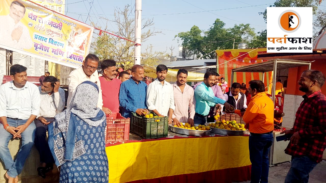 नौतनवा:माँ बनैलिया देवी मंदिर में बृजेश मणि ने प्रसाद रूपी फल किया वितरित