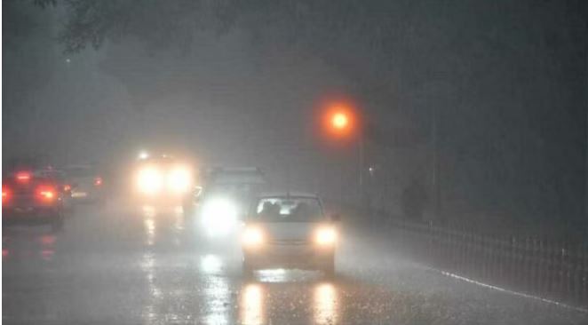 UP Weather Alert: लखनऊ समेत आस-पास के जिलों में बदला मौसम का मिजाज, राजधानी में हो सकती बारिश