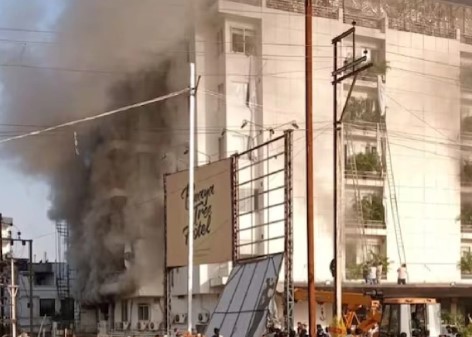 इंदौर के बहुमंजिला होटल में लगी आग, 30-40 लोगों का किया रेस्क्यू