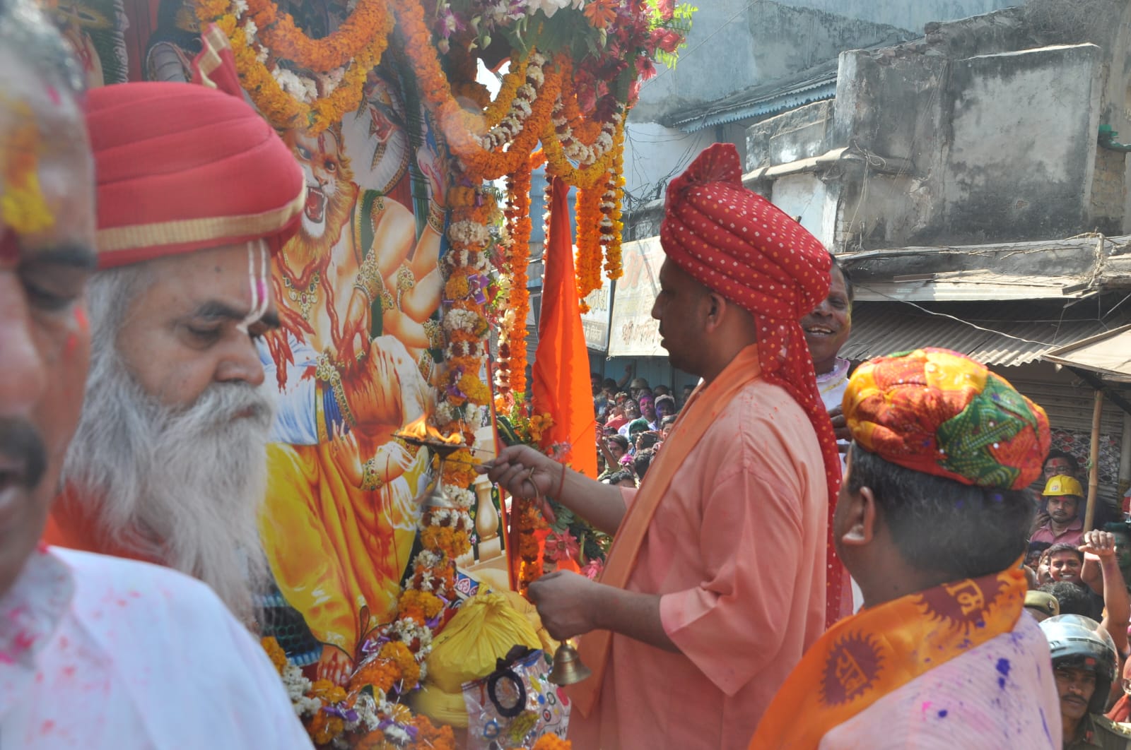 Holi Special: रथ पर सवार गोरक्षपीठाधीश्वर करते हैं रंगभरी होलिकोत्सव शोभायात्रा की अगुवाई