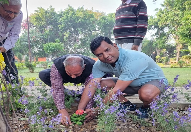 Good Initiative : शीतल वाटिका में राष्ट्रीय स्वंय सेवक संघ के स्वयं सेवकों ने किया वृक्षारोपण