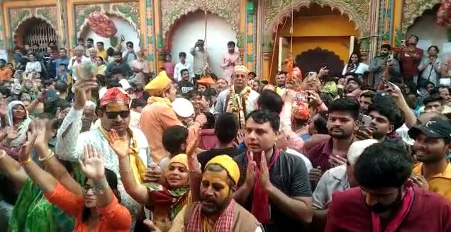 UP News: ठाकुर द्वारकाधीश मंदिर में भक्तों ने जमकर खेली अपने आराध्य के साथ होली