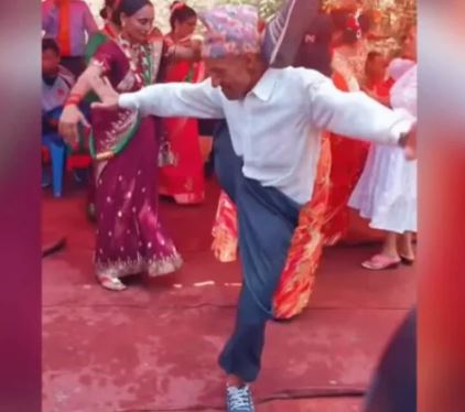 Man Perform Yoga Dance video: चाचा ने कंधे पर पैर रखकर किया गज़ब डांस, लोग बोले- डांस है या योगा?