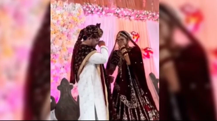 Bride Groom Crying In Wedding: वरमाला के समय फूट फूट कर रोने लगे दूल्हा दुल्हन, देख हैरान हुए लोग