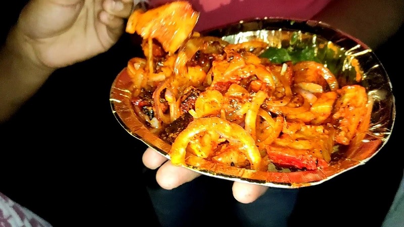 Lucknow Food: लखनवी जायके के आप हैं दीवीने तो चटोरी गली जरुर जाएं, मुफ्त में मिलती हैं ये चीजे