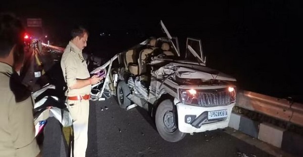 Accident on Purvanchal Expressway: पूर्वांचल एक्सप्रेस वे पर भंयकर हादसा, पांच की मौके पर मौत, एक घायल