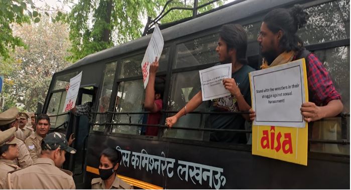 बीजेपी सांसद बृजभूषण शरण सिंह के खिलाफ लखनऊ विश्वविद्यालय में आइसा के किया प्रदर्शन, पुलिस ने छात्रों को हिरासत ​में लिया