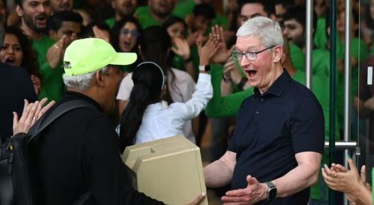 Apple Mumbai Store Launch : देश के पहले एप्पल स्टोर में CEO Tim Cook ने खुद किया ग्राहकों का स्वागत