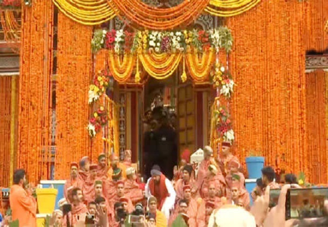 Badrinath Dham : विष्णु सहस्रनाम के मंत्रोच्चार के साथ खुल गये बद्रीनाथ धाम मंदिर के कपाट