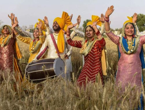 Baisakhi 2023 Date : बैसाखी त्योहार में नदियों में स्नान और दान की परंपरा है,अमोघ फल की प्राप्ति होती है