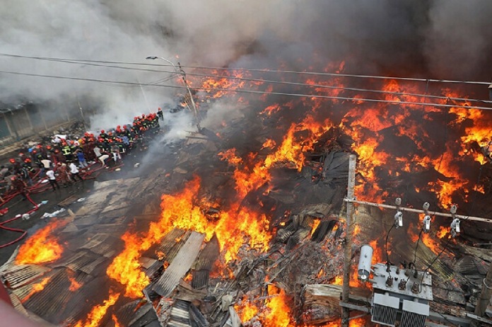 बांग्लादेश में शॉपिंग कॉम्प्लेक्स की 3000 दुकानों में लगी आग, 600 फायर ब्रिगेड कर्मी आग पर काबू पाने में जुटे