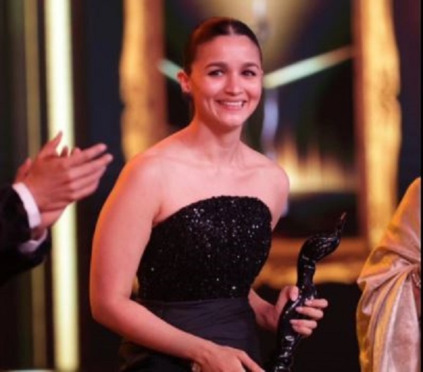 आलिया भट्ट को मिला Best Actor Filmfare Awards 2023 का ख़िताब, एक्ट्रेस हुई इमोशनल